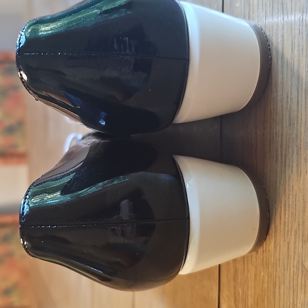 Salvatore Ferragamo Ebony & Ivory Trimmed Low Heeled Pumps Size 9.5, B width - Picture 5 of 13